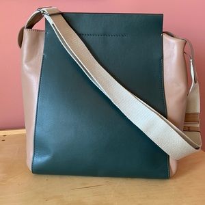 Everlane The Form Leather Shoulder bag. Made in Italy.